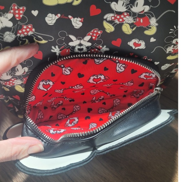 Loungefly Disney Mickey and Minnie Heart‎ Hands backpack main image 10